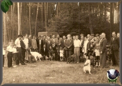 Konkurs psów myśliwskich zorganizowany w lęborskiej leśniczówce przy ul. Kaszubskiej w 1948 r.